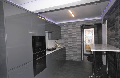 Woodingdean Casa | Relaxing Getaway With Hot Tub & Sauna Sleeps 6