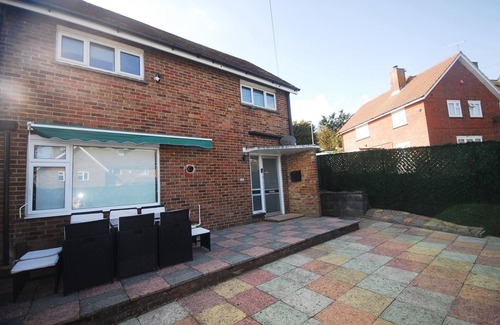 Woodingdean Casa | Relaxing Getaway With Hot Tub & Sauna Sleeps 6