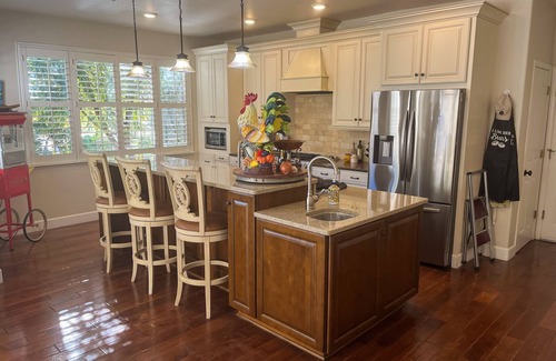 King City Casa | Relaxing getaway with stunning views - private grill, jacuzzi & pool