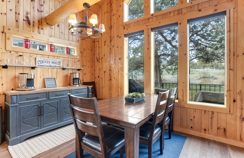 Redmond Chalet De Esquí | Relaxing golf course-front home with private hot tub, firepit, & shared pool