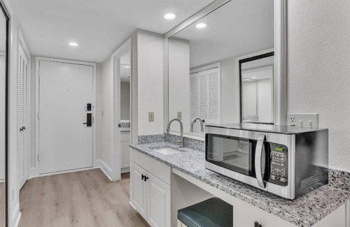 Wesley Chapel Condominio | Relaxing Golf & Tennis Studio w/ Scenic Views, Patio, & Easy Access to Top Attractions – Book Now!