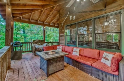 Sautee Nacoochee Cabina | Relaxing Helen, Ga Cabin Min from Helen, Sleeps 12 with Hot Tub & Firepit!