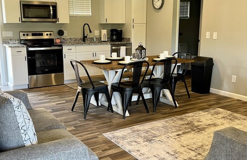 Franklin Casa | Relaxing Hillside Getaway with a Mountain View