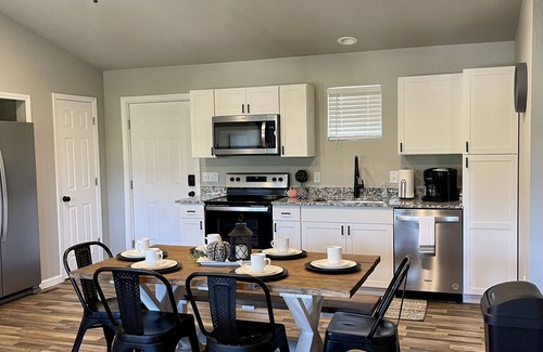 Franklin Casa | Relaxing Hillside Getaway with a Mountain View