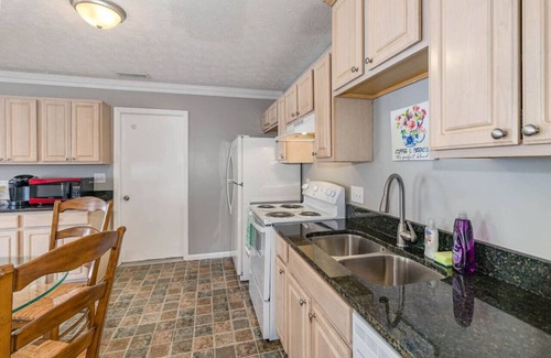 Monroe Casa | Relaxing home near Interstate 75