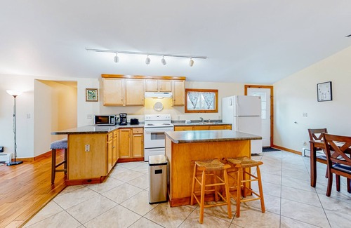 South Burlington Casa | Relaxing home with gas grill, washer/dryer, TV, kitchenette - close to mall