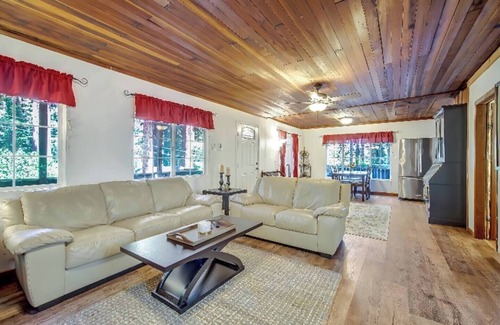 Camp Meeker Cabina | Relaxing Hot Tub & Backyard for Lazy Days
