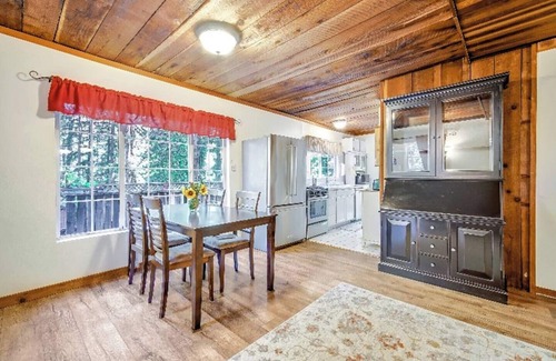 Camp Meeker Cabina | Relaxing Hot Tub & Backyard for Lazy Days