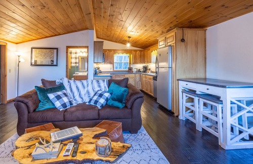 Sylva Cabina | Relaxing Hot Tub by Creek, Fire Pit Near Smokey Mountain National Park