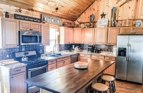 Abbot Cabina | Relaxing in the peaceful woods of Northern Maine is the goal here at the Lodge