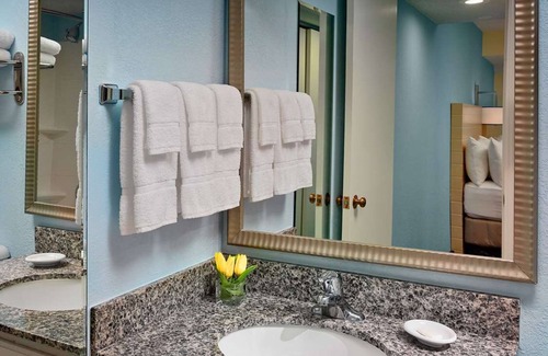 Tucson Hotel | Relaxing King Stay w/Free Breakfast, Outdoor Pool & Gym | Pet-friendly!