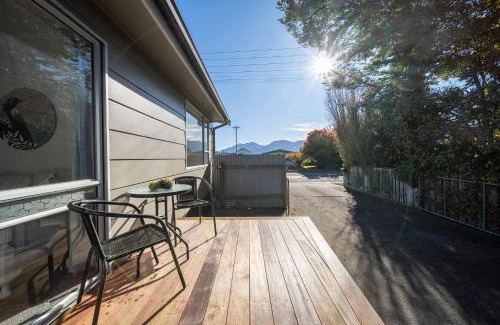 Te Anau Casa | Relaxing Kiwi Bach - Te Anau Holiday Home