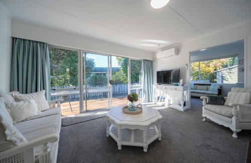 Te Anau Casa | Relaxing Kiwi Bach - Te Anau Holiday Home