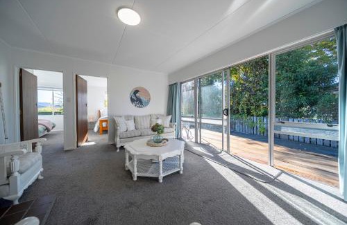 Te Anau Casa | Relaxing Kiwi Bach - Te Anau Holiday Home