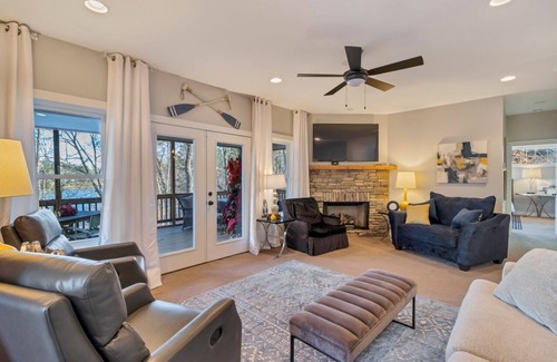 West Union Casa | Relaxing Lake Front Getaway