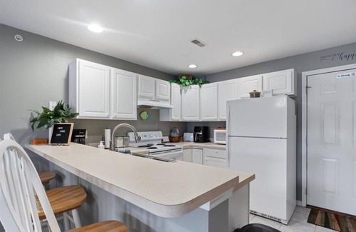 Camdenton Condominio | Relaxing Lakefront Condo w/ 2 Heated Pools, Boat Ramp & Slip, Near Golf & Parks