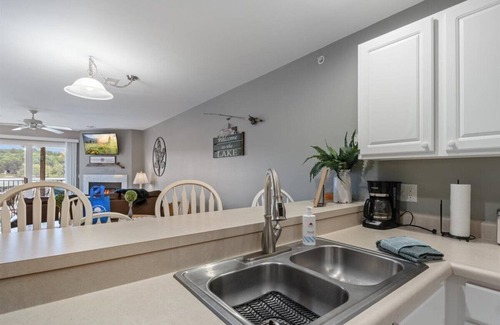 Camdenton Condominio | Relaxing Lakefront Condo w/ 2 Heated Pools, Boat Ramp & Slip, Near Golf & Parks