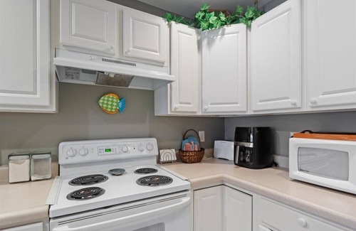 Camdenton Condominio | Relaxing Lakefront Condo w/ 2 Heated Pools, Boat Ramp & Slip, Near Golf & Parks