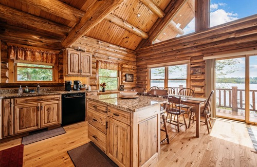 Bellaire Cabina | Relaxing Lakefront Log Cabin home on Clam Lake!