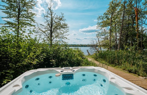 Bellaire Cabina | Relaxing Lakefront Log Cabin home on Clam Lake!