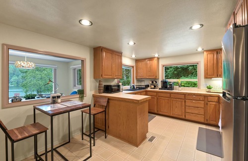 Bellingham Casa | Relaxing Lakeside Bungalow, Walking distance to Lake Samish Park