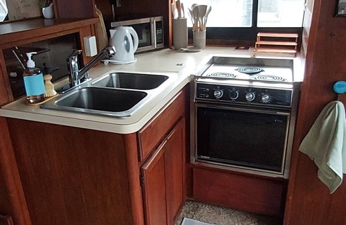 Seattle Alquiler De Eote | Relaxing Live-Aboard Boat Moored in Seattle's Famous Lake Union