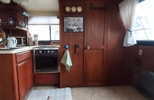 Seattle Alquiler De Eote | Relaxing Live-Aboard Boat Moored in Seattle's Famous Lake Union