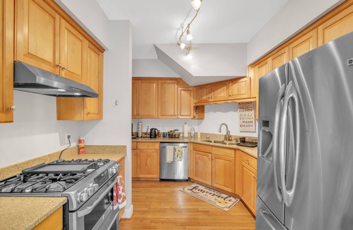 Hampton Casa | Relaxing Luxurious Waterfront 2 Bedroom Townhouse by RedAwning
