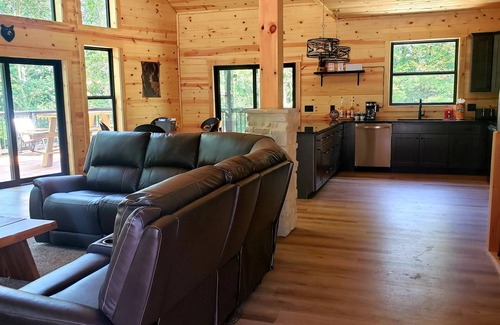 Logan Cabina | Relaxing luxury lodge, 4-bedroom retreat with WiFi, AC in Logan