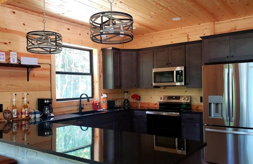 Logan Cabina | Relaxing luxury lodge, 4-bedroom retreat with WiFi, AC in Logan