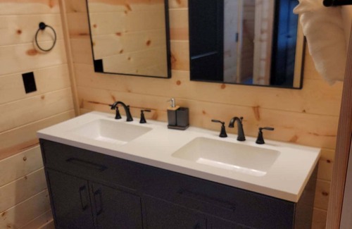 Logan Cabina | Relaxing luxury lodge, 4-bedroom retreat with WiFi, AC in Logan