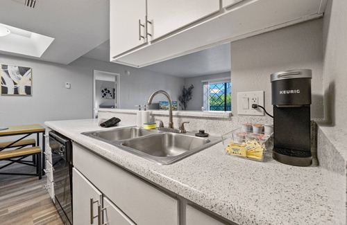 Mesa Apartamento | Relaxing Mesa 1 BD Getaway w/Pools, Game Room, Basketball Courts+ More