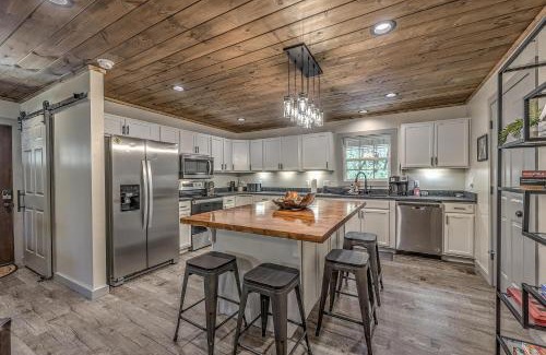 Ellijay Casa | Relaxing, Modern Cabin w/Hot Tub and Game Room
