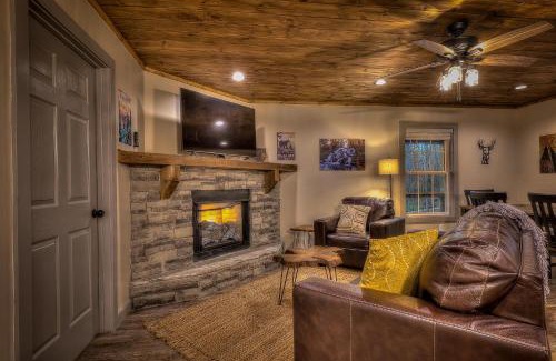 Ellijay Casa | Relaxing, Modern Cabin w/Hot Tub and Game Room