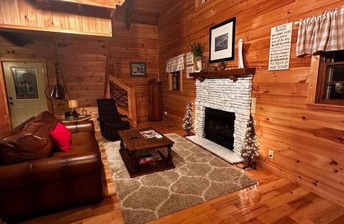 Helen Cabina | Relaxing Mountain View Cabin in Cleveland, GA