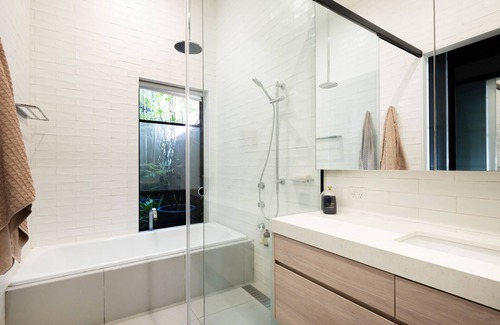 Elwood Casa | Relaxing oasis with pool and spa, 1 minute to Elwood Village and walk to Beach
