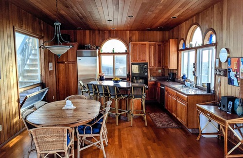 Davis Park Casa | Relaxing Oceanfront Retreat W/ Jacuzzi And Private Steps To Beach