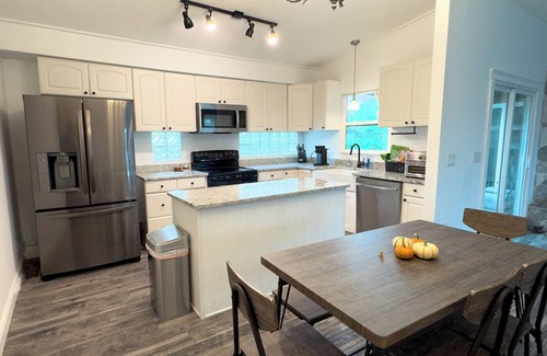 Memphis Casa | Relaxing Palmetto Oasis: Cozy 3 bed 2 bath with Pool, Patio & near Boat Launches