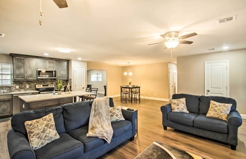 Northeast Pensacola Casa | Relaxing Pensacola Getaway w/ Volleyball Net!