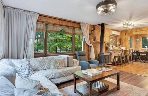 Greentown Cabina | Relaxing Pocono Getaway w/Lake Wallenpaupack access & Kayaks, Wifi, A/C, Firepit