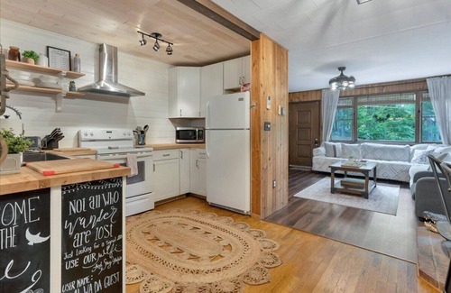 Greentown Cabina | Relaxing Pocono Getaway w/Lake Wallenpaupack access & Kayaks, Wifi, A/C, Firepit