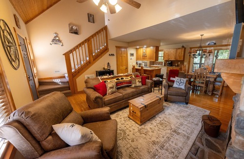 Reeds Spring Cabina | Relaxing, quiet cabin with jacuzzi, arcade and golf