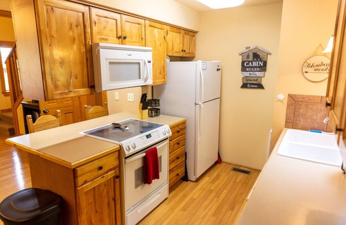 Reeds Spring Cabina | Relaxing, quiet cabin with jacuzzi, arcade and golf