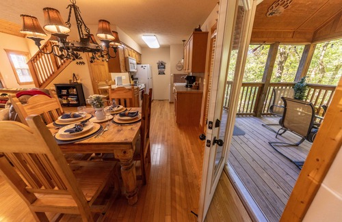 Reeds Spring Cabina | Relaxing, quiet cabin with jacuzzi, arcade and golf