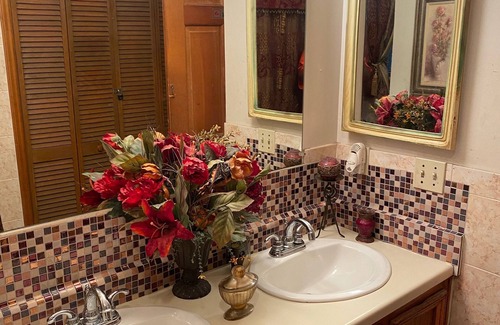 Teaneck Casa | Relaxing quiet room close to New York City