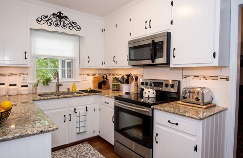 Northwest Raleigh Casa | Relajante North Raleigh Ranch con bañera de hidromasaje, porche cubierto, fogón, camas King