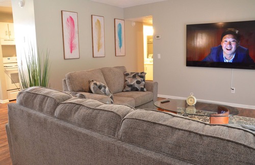 Enterprise Apartamento | Relaxing Retreat: 2-bedroom apartment in superb Enterprise highspeed internet