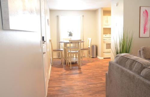 Enterprise Apartamento | Relaxing Retreat: 2-bedroom apartment in superb Enterprise highspeed internet