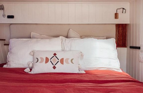 Levare Otro | Relaxing retreat for 2 on beautiful converted bus