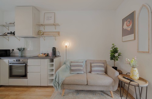 Newbury Cabaña | Relaxing Riverfront Cottage with Private Terrace